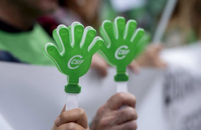 ep archivo   aplaudidores en forma de mano con el logo del csif durante la manifestacion frente a la