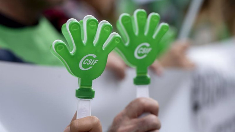ep archivo aplaudidores en forma de mano con el logo del csif durante la manifestacion frente a la ep archivo aplaudidores en forma de mano con el logo del csif durante la manifestacion frente a la
