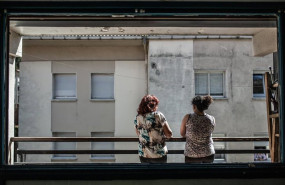 ep archivo   dos mujeres asomadas a un balcon de una casa deteriorada