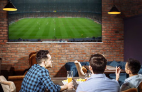 ep archivo   gente viendo un partido de futbol