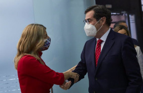 ep archivo   la ministra de trabajo y economia social yolanda diaz conversa con el presidente de la