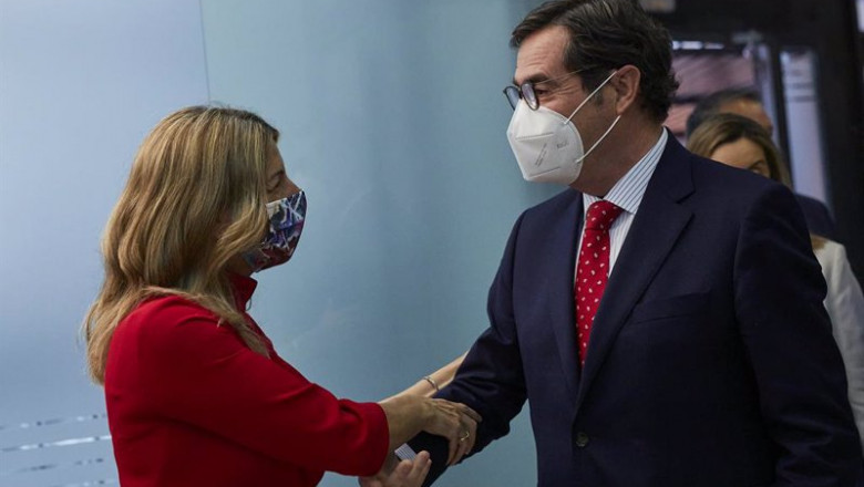 ep archivo   la ministra de trabajo y economia social yolanda diaz conversa con el presidente de la