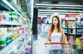 ep archivo   mujer en el supermercado mirando los lacteos