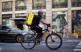 ep archivo   un repartidor de glovo en bicicleta por una calle del centro de madrid a 21 de