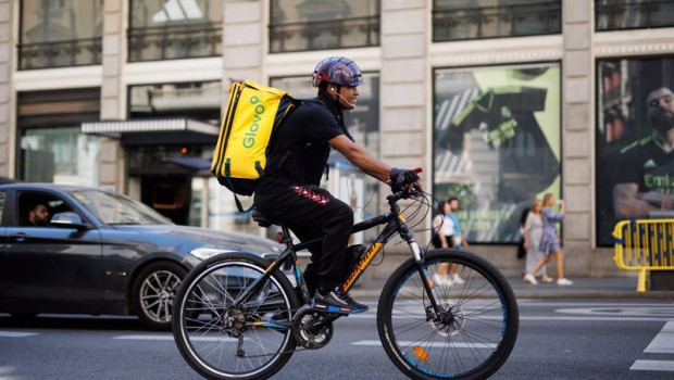 ep archivo   un repartidor de glovo en bicicleta por una calle del centro de madrid a 21 de