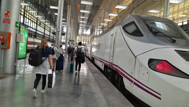 ep archivo un tren alvia en la estacion de cadiz ep archivo un tren alvia en la estacion de cadiz