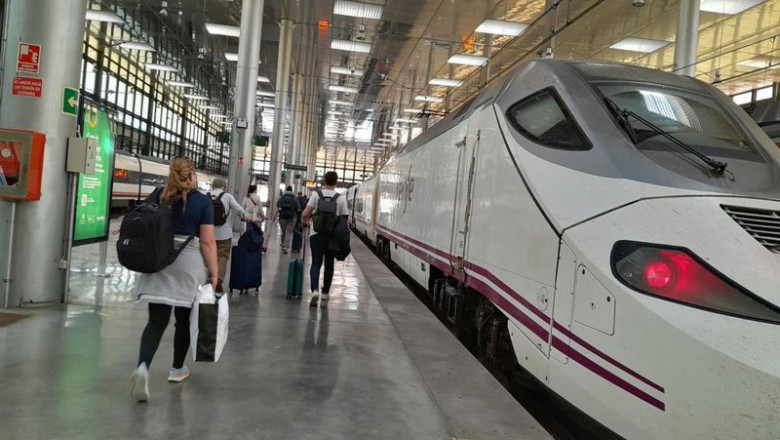 Archivo - Un tren Alvia en la estación de Cádiz | RENFE - Archivo ep archivo un tren alvia en la estacion de cadiz