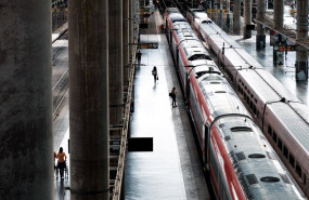 ep archivo   un tren en la estacion de madrid   puerta de atocha   almudena grandes a 21 de octubre