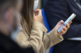 ep archivo   una chica emplea un telefono movil