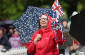 ep archivo   una ciudadana britanica portando la bandera de reino unido
