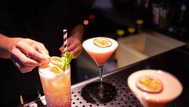 ep archivo   varios cocteles en una discoteca