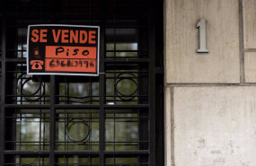 ep archivo   vista de un cartel de se vende piso en un portal de un edificio