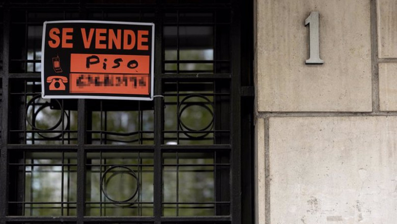 ep archivo vista de un cartel de se vende piso en un portal de un edificio ep archivo vista de un cartel de se vende piso en un portal de un edificio