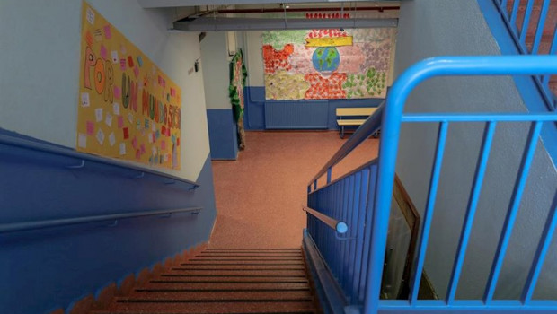 ep escaleras vacias de uno de los colegios de la comunidad de madrid cerrados para evitar que los