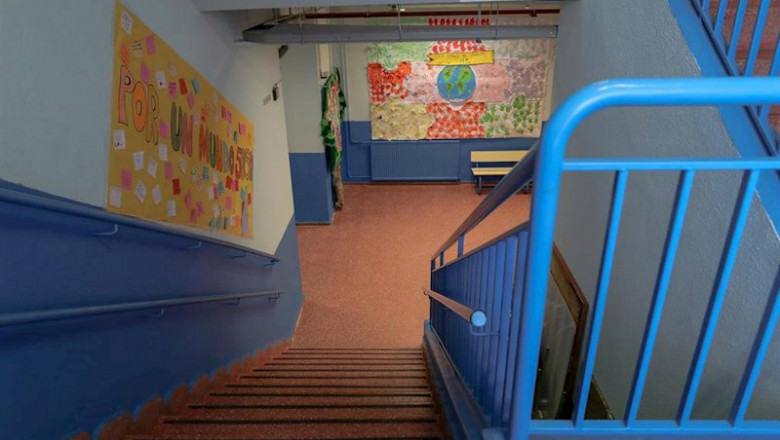 Escaleras vacías de uno de los colegios de la Comunidad de Madrid cerrados para evitar que los escolares se contagien de coronavirus. | Jesús Hellín - Europa Press ep escaleras vacias de uno de los colegios de la comunidad de madrid cerrados para evitar que los