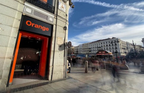 ep exterior de una tienda de la compania telefonica orange en madrid espana