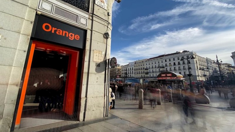 ep exterior de una tienda de la compania telefonica orange en madrid espana
