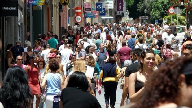 ep gente paseando calle