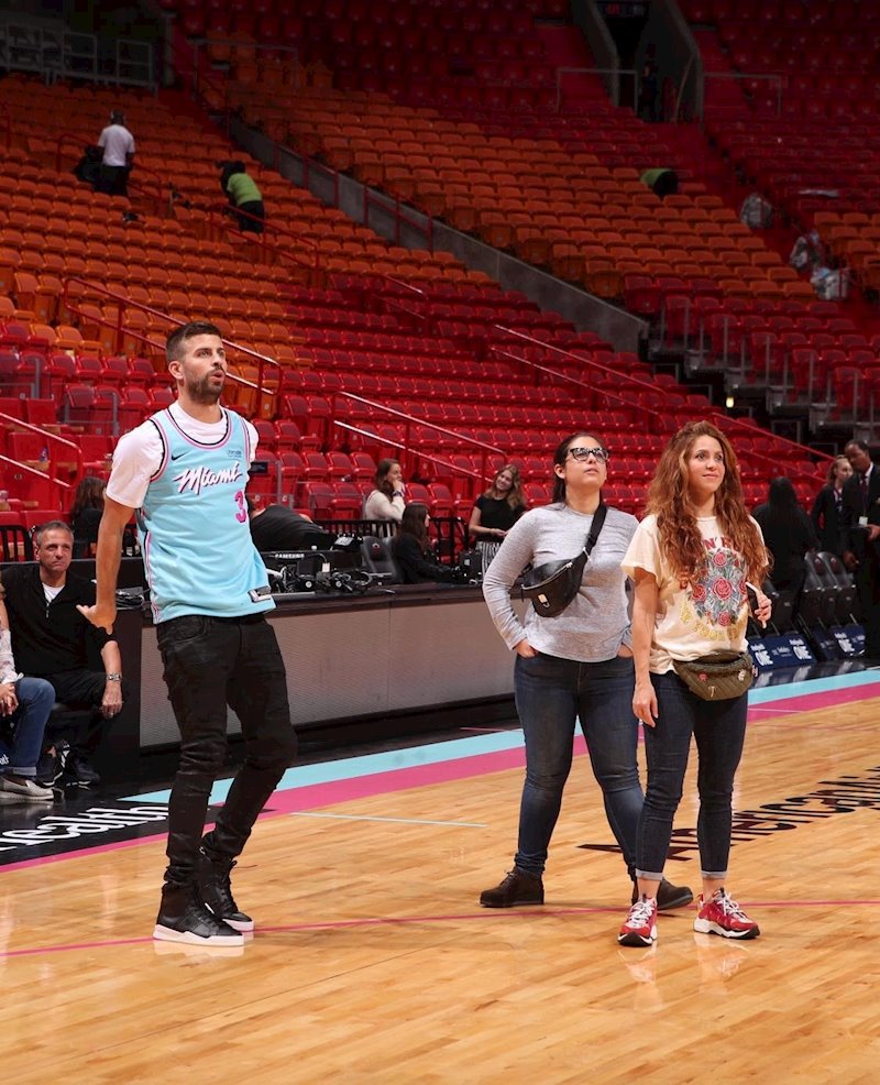 ep gerard pique y la cantante colombiana shakira en la pista de los heat de miami de la nba