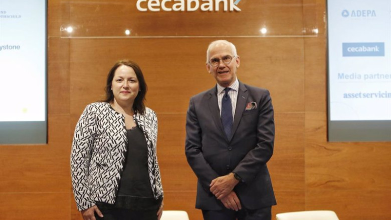 La directora corporativa de Securities Services de Cecabank, Aurora Cuadros, y el director general adjunto de ALFI, Marc-André Bechet. | CECABANK ep la directora corporativa de securities services de cecabank aurora cuadros y el director general