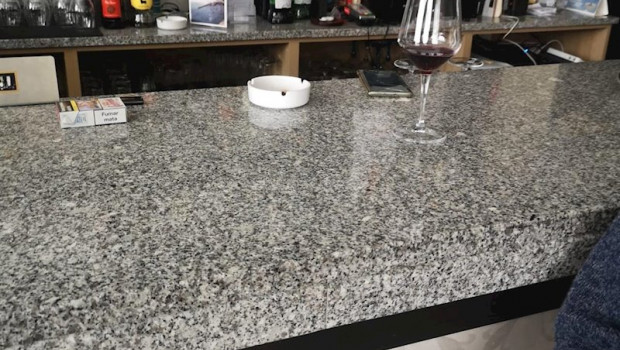 ep la guardia civil desaloja el bar de la antigua cofradia de pescadores de laxe por incumplir las