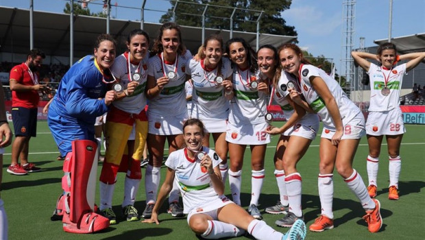 ep la seleccion espanola de hockey hierba con su medalla de bronce en el campeonato de europa