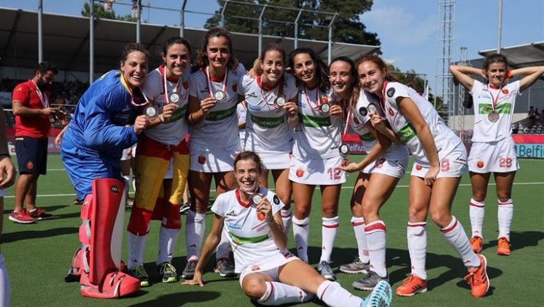 ep la seleccion espanola de hockey hierba con su medalla de bronce en el campeonato de europa