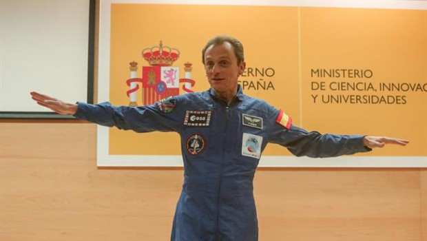 ep pedro duque vuelvevestirseastronautarecibiralgunos ninosnavi