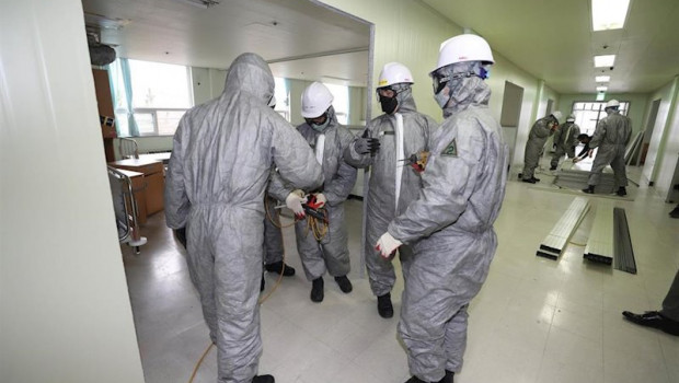 ep personal medico preparandose para atender a pacientes del coronavirus