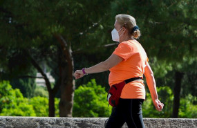 ep personas realizan deporte en el parque del rio turia durante su franja horaria permitida en la