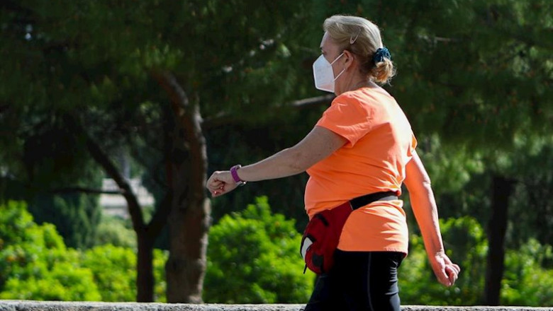 ep personas realizan deporte en el parque del rio turia durante su franja horaria permitida en la ep personas realizan deporte en el parque del rio turia durante su franja horaria permitida en la