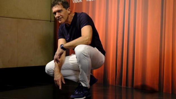 ep photocallantonio banderaspresentarplataforma vibok