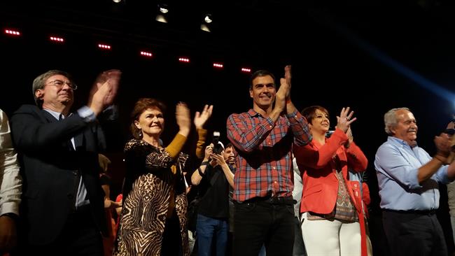 Sánchez antes de intervenir ante el auditorio del Teatro Cervantes en Almería | EUROPA PRESS ep sanchezde intervenirauditorioteatro cervantesalmeria