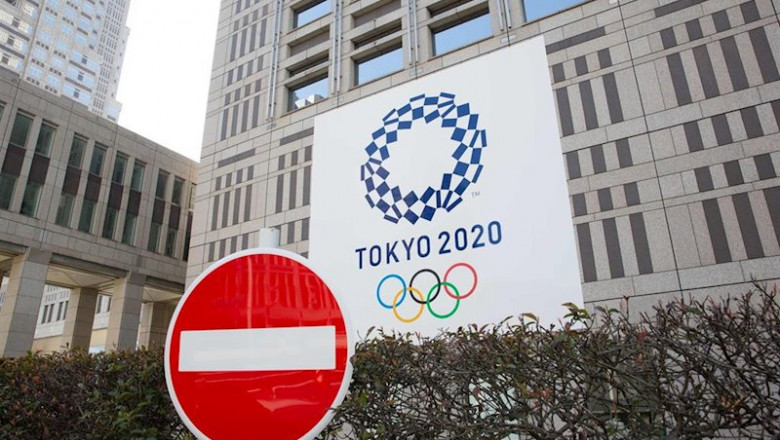 ep senal de trafico delante del edificio del comite organizador de los juegos olimpicos y ep senal de trafico delante del edificio del comite organizador de los juegos olimpicos y