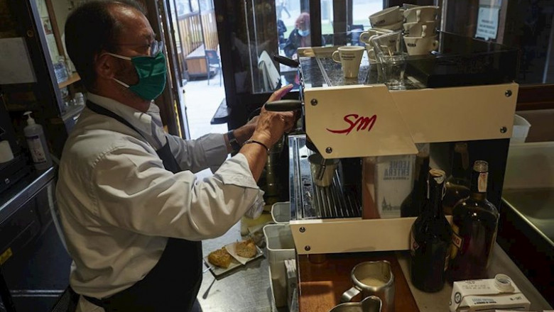 Un camarero en la barra de un bar el día en el que se reabren al público los establecimientos de hostelería y restauración para consumo en el local. | Eduardo Sanz - Europa Press ep un camarero en la barra de un bar el dia en el que se reabren al publico los establecimientos de