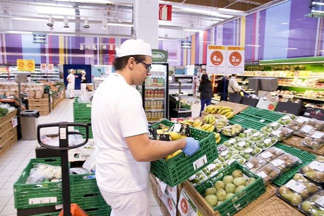 Un trabajador en un supermercado | OBRA SOCIAL LA CAIXA ep un trabajadorun supermercado