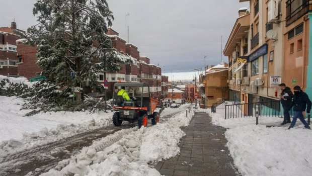 ep un tractor despeja el camino en pozuelo de alarcon tras el paso de la nevada fruto del temporal ep un tractor despeja el camino en pozuelo de alarcon tras el paso de la nevada fruto del temporal