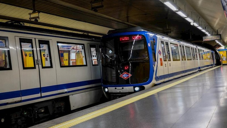 ep un tren efectua parada en una de las estaciones de metro de madrid ep un tren efectua parada en una de las estaciones de metro de madrid