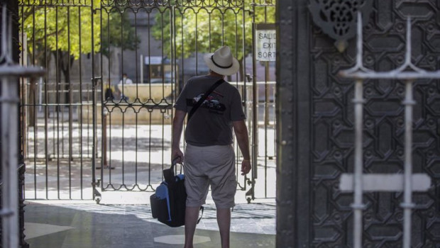 ep un turista observa el patio de los naranjos desde la salida de la catedral de sevilla