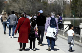 ep una familia pasea junto a sus hijos por el parque del retiro en el primer dia sin colegio por el