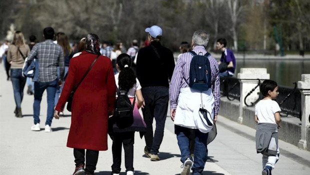 ep una familia pasea junto a sus hijos por el parque del retiro en el primer dia sin colegio por el