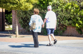 ep una pareja de ancianos caminando