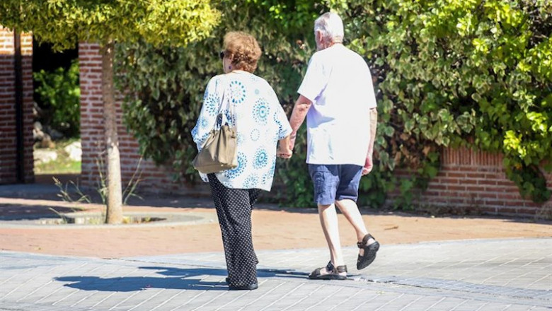 Una pareja de ancianos caminando. | Europa Press - Archivo ep una pareja de ancianos caminando