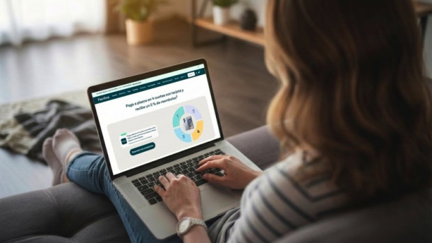 ep una persona consulta en la web de facilitea la nueva opcion de pago en 4 plazos sin intereses