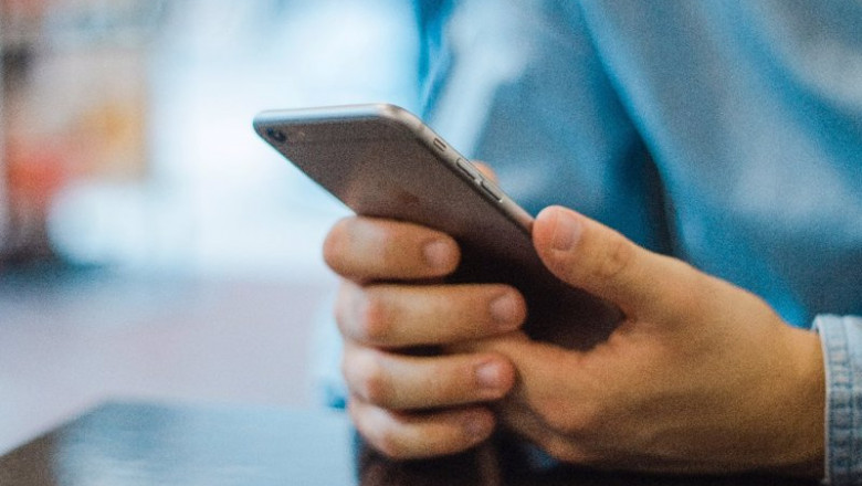 Una persona utilizando un teléfono móvil | JUNTA - Archivo ep una persona utilizando un telefono movil