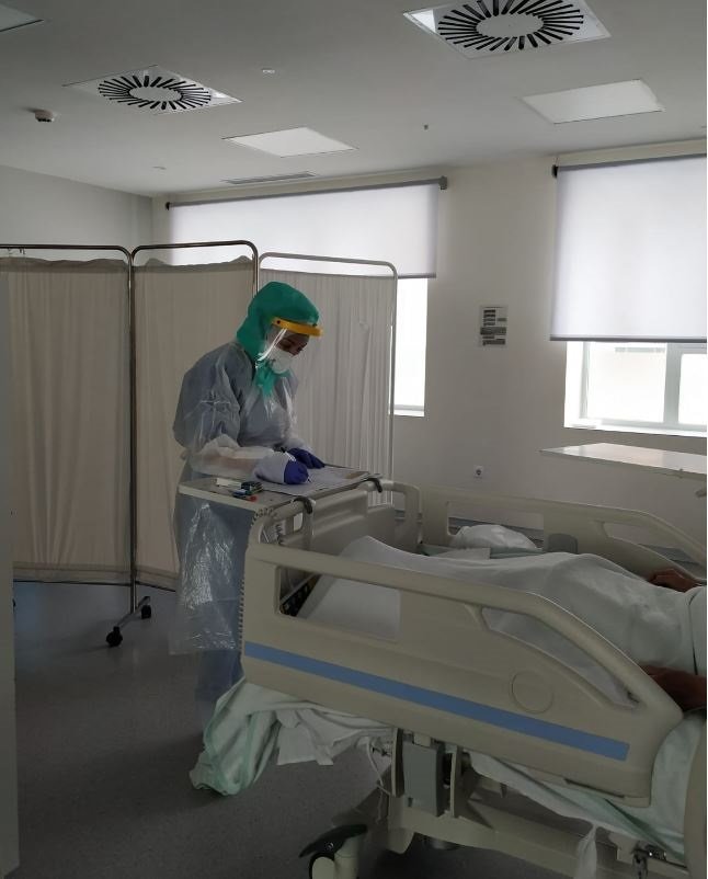 ep una profesional sanitaria en el hospital atiende a un paciente