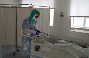 ep una profesional sanitaria en el hospital atiende a un paciente