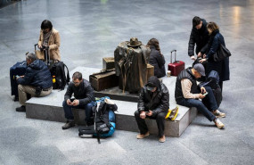 ep varias personas con maletas esperan en la estacion puerta de atocha almudena grandes ep varias personas con maletas esperan en la estacion puerta de atocha almudena grandes