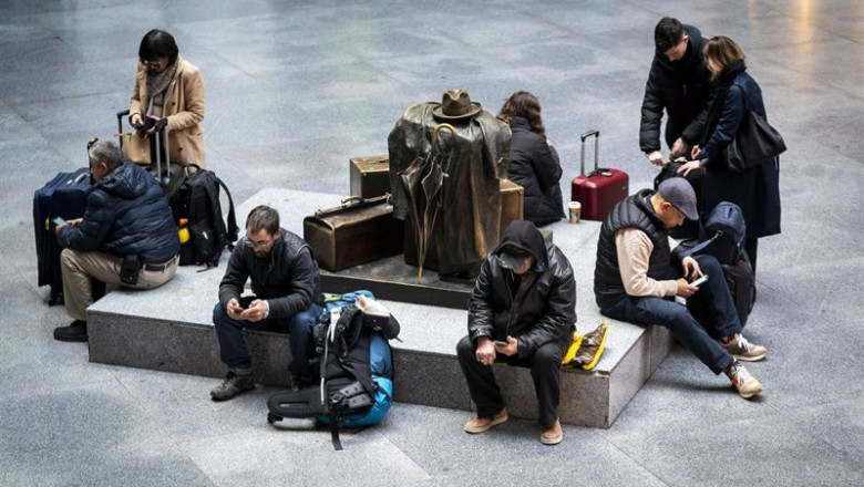 Varias personas con maletas esperan en la estación Puerta de Atocha-Almudena Grandes | A. Pérez Meca - Europa Press ep varias personas con maletas esperan en la estacion puerta de atocha almudena grandes