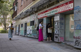 ep varias personas entran a una oficina de servicio publico de empleo en madrid en una imagen de